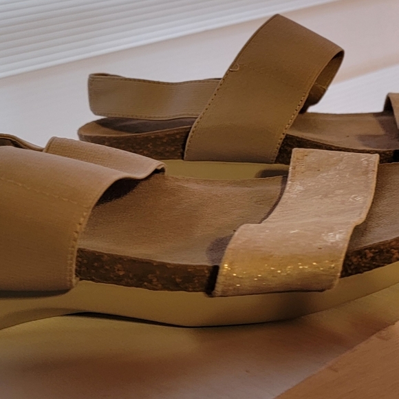 Women's Munro Sandals, Tan with Gold flakes, proper size M perfect fit shoes - Picture 13 of 13